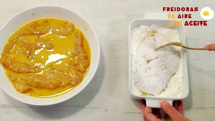 Cómo rebozar con harina el pollo chino