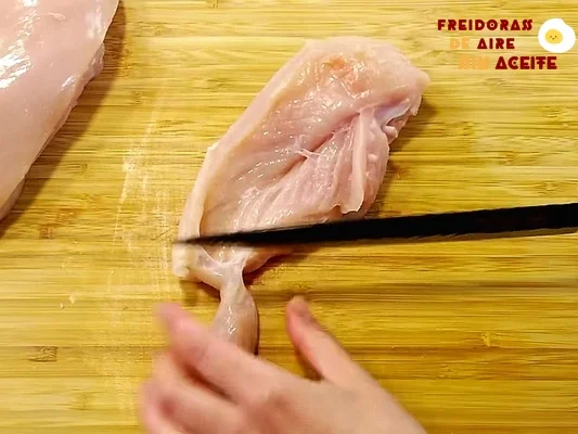 Cortar el solomillo a la pechuga del pollo