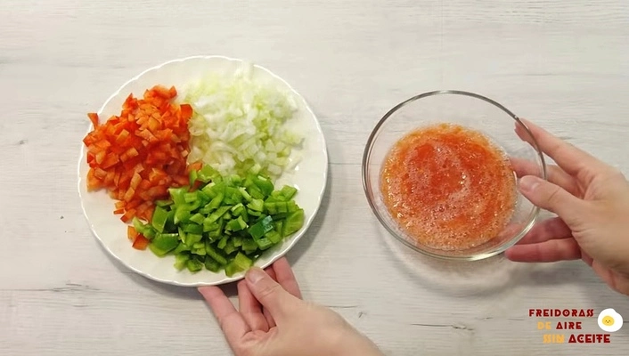 Cocinar en Freidora de Aire. ARROZ CON POLLO Pimiento, tomate y Cebolla